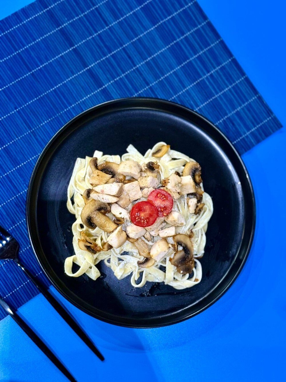 Паста с курицей и грибами