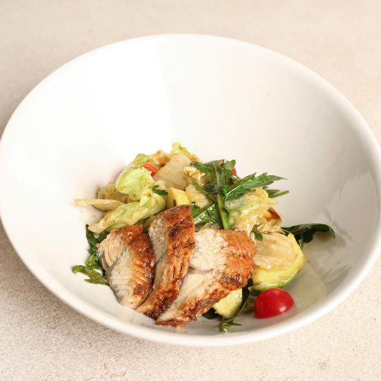 Салат с копченым угрем