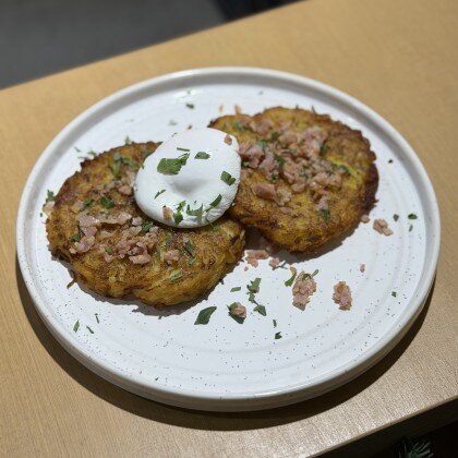 Драники с беконом и яйцом пашот