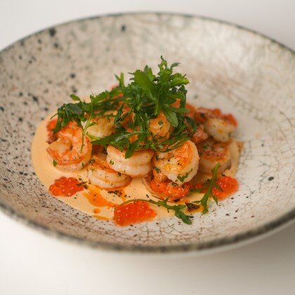 Креветки в соусе биск и копченой икрой