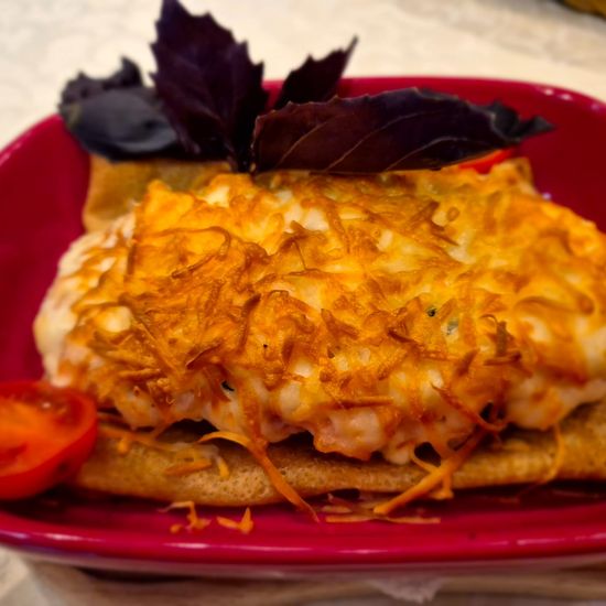 Семга запечённая на блине под соусом бешамель, с креветками и сыром