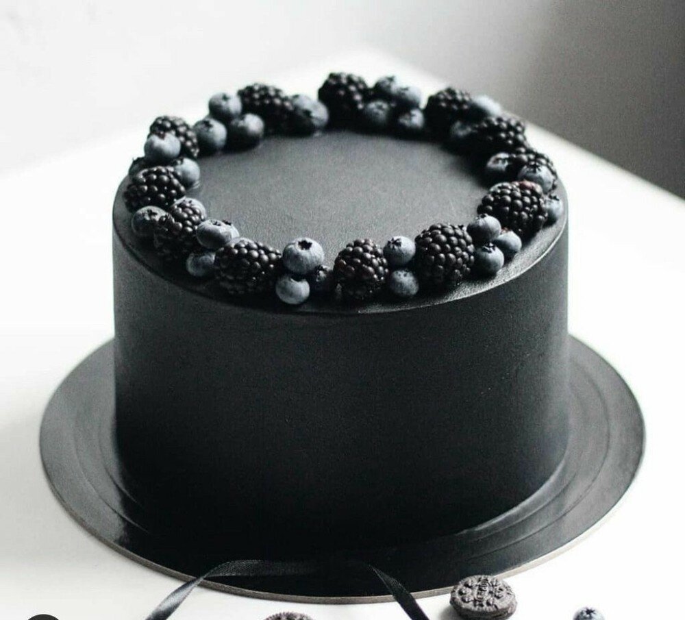 Торт праздничный с ягодами черное ко
