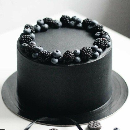 Торт праздничный с ягодами черное ко