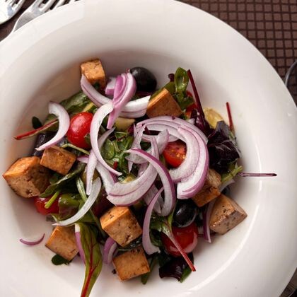 Овощной салат с жареным тофу