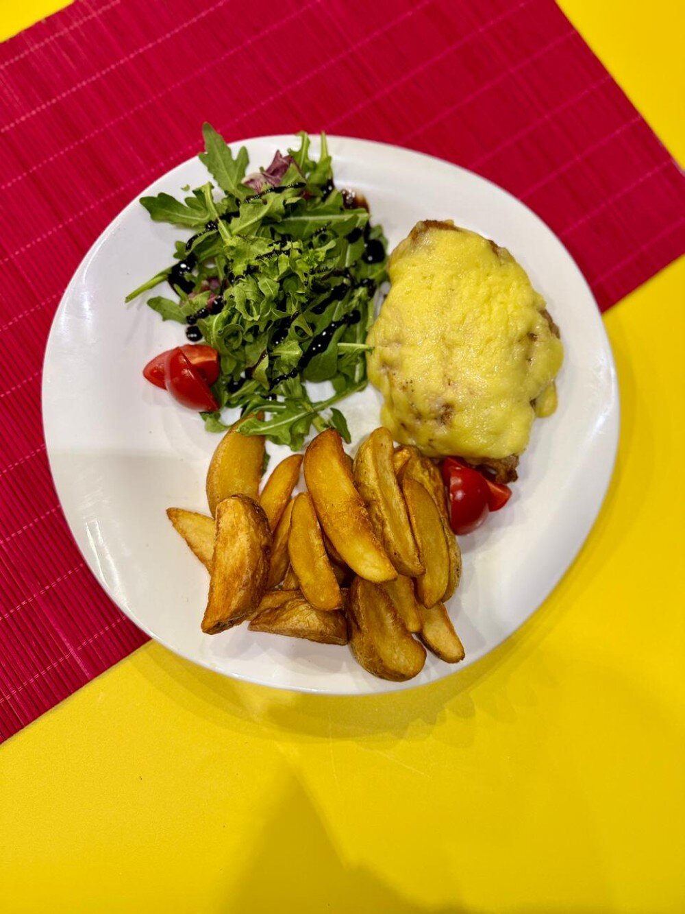 Стейк из свинины с гарниром