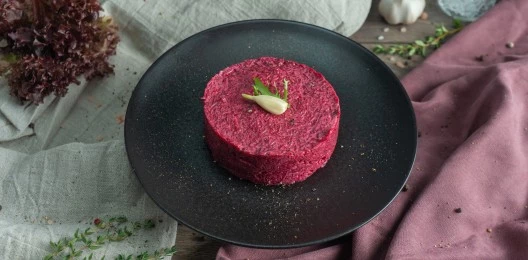 Салат из свеклы с чесноком и майонезом