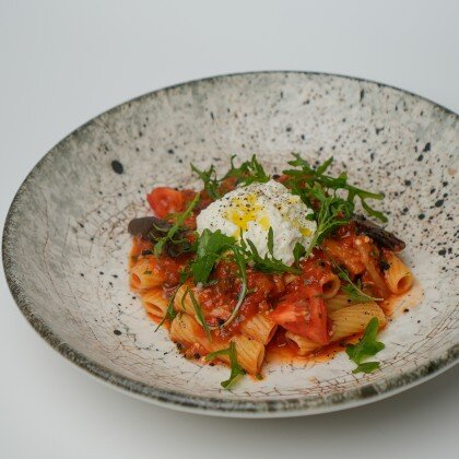 Ригатони с томатами, баклажанами и страчателлой