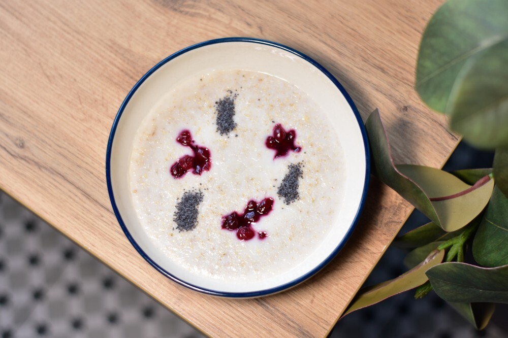 Овсяная каша с вишней и маком