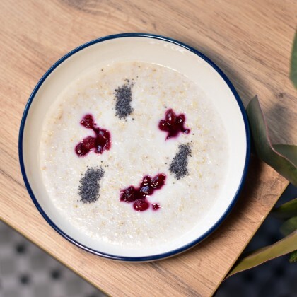 Овсяная каша с вишней и маком