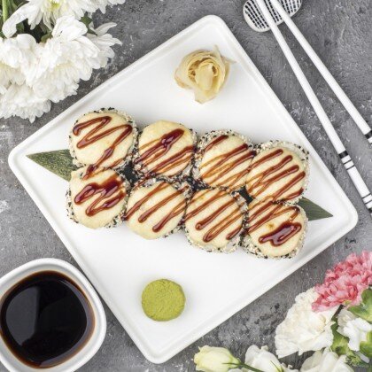 Тёплый ролл Калифорния с снежным крабом