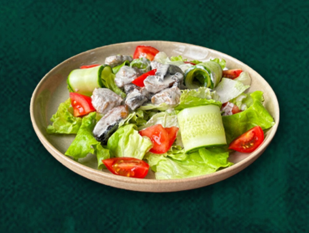 Теплый салат с курицей и грибами