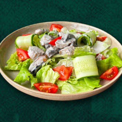 Теплый салат с курицей и грибами