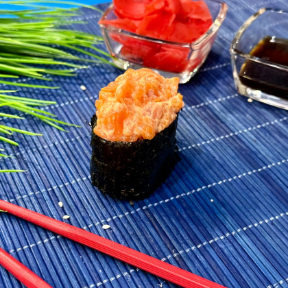 Гункан острый с лососем