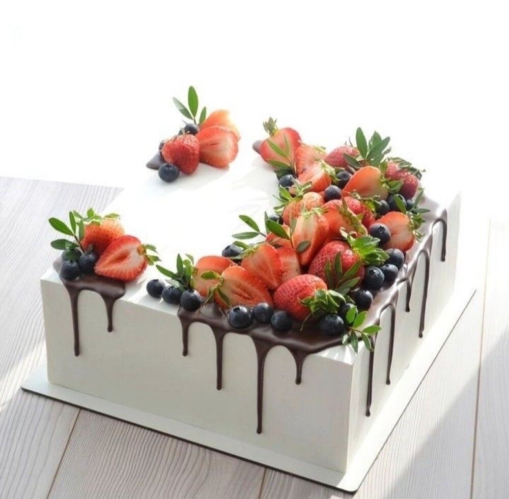 Торт с ягодами и шоколадными подтеками