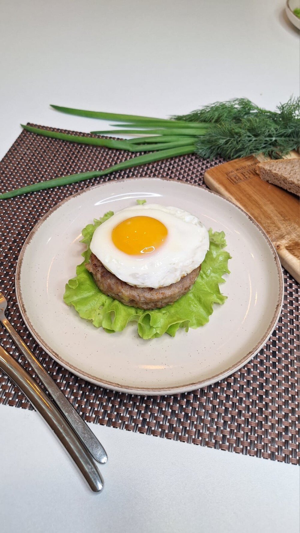 Бифштекс с яйцом