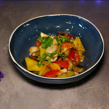 Теплый салат с курицей