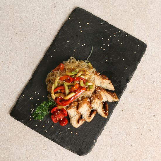 Угорь копченый с фунчозой и соусом терияки