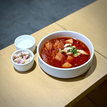 Борщ с фирменной грудинкой и сметаной