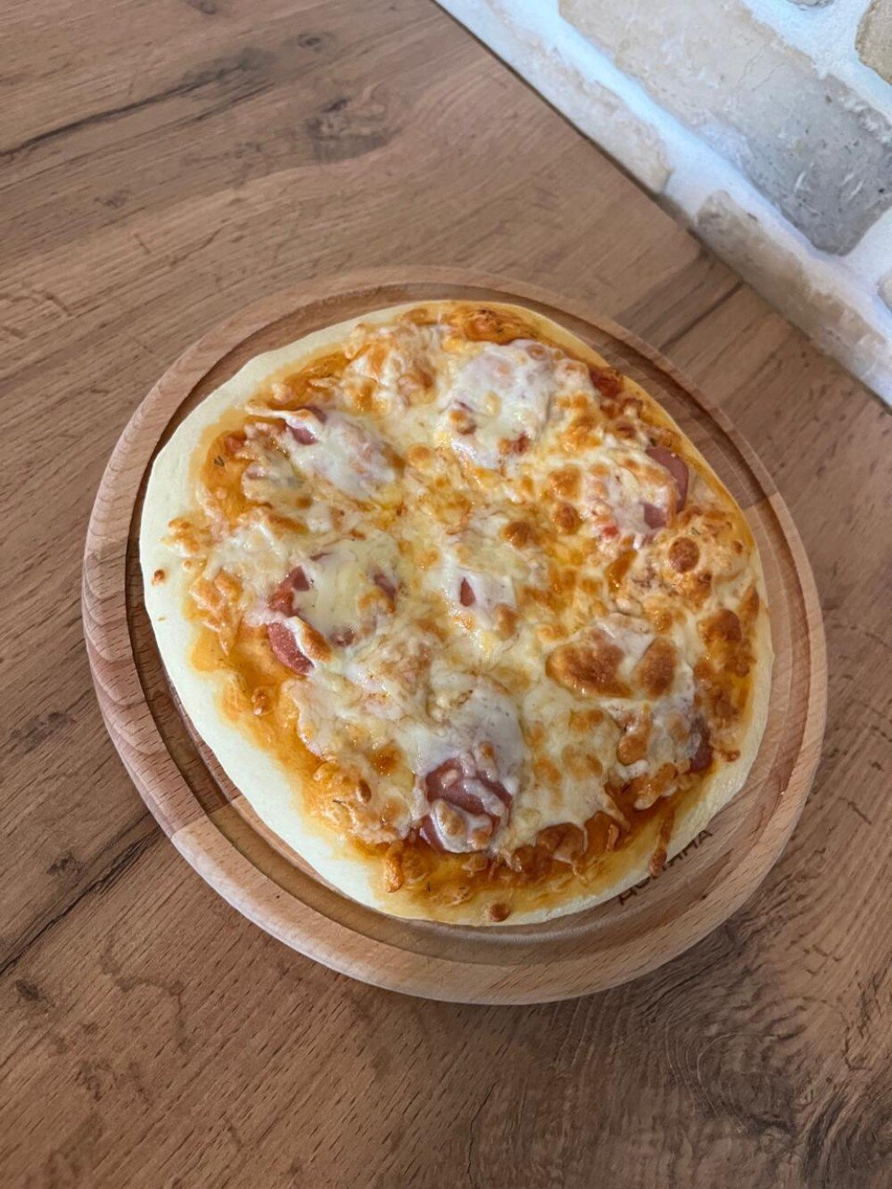 Мини-пицца с колбасой и сыром