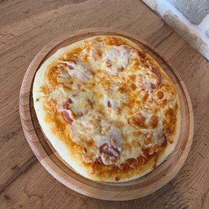 Мини-пицца с колбасой и сыром