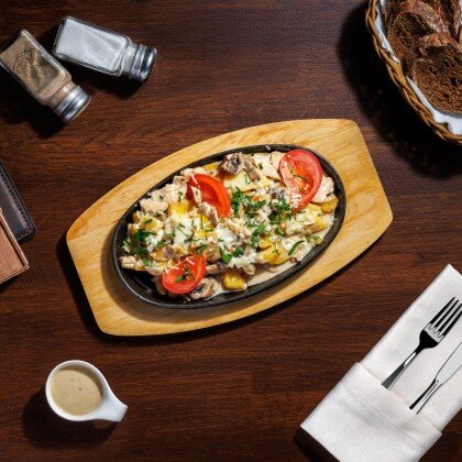 ФИЛЕ КУРИНОЕ ТОМЛЁНОЕ С ОВОЩАМИ В СЛИВКАХ НА СКОВОРОДЕ