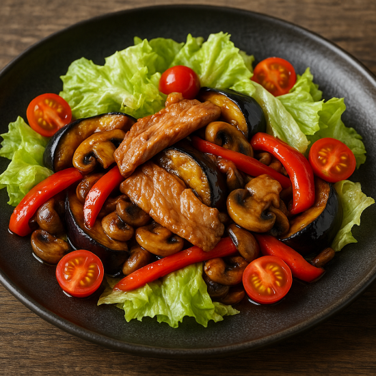 Теплый тайский салат с баклажанами и свининой