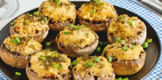 Шампиньоны с запечённым сыром