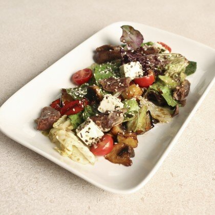 Салат с нежной  бараниной с сыром фета