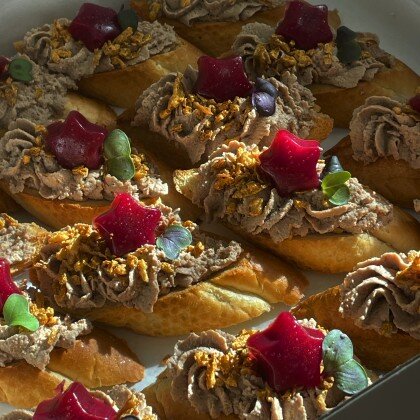 Брускетты с печеночным паштетом и брусничным мармеладом 16 шт