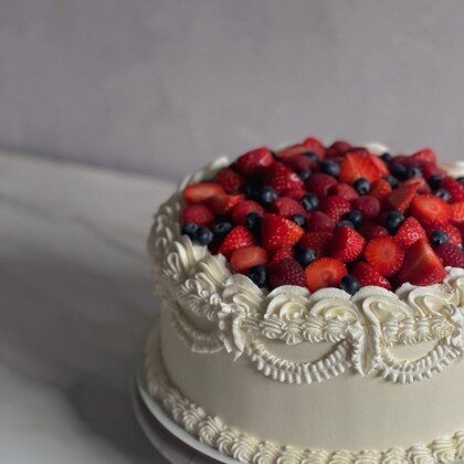 Итальянский торт с рюшами и ягодами
