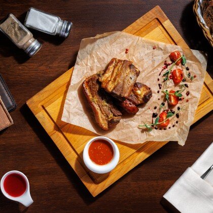 ТОМЛЁНЫЕ СВИНЫЕ РЁБРА ПОД
МЕДОВО-ГОРЧИЧНОЙ ГЛАЗУРЬЮ С ЧИЛИ