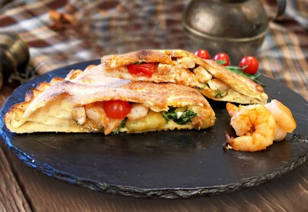 Кальцоне с семгой и креветками