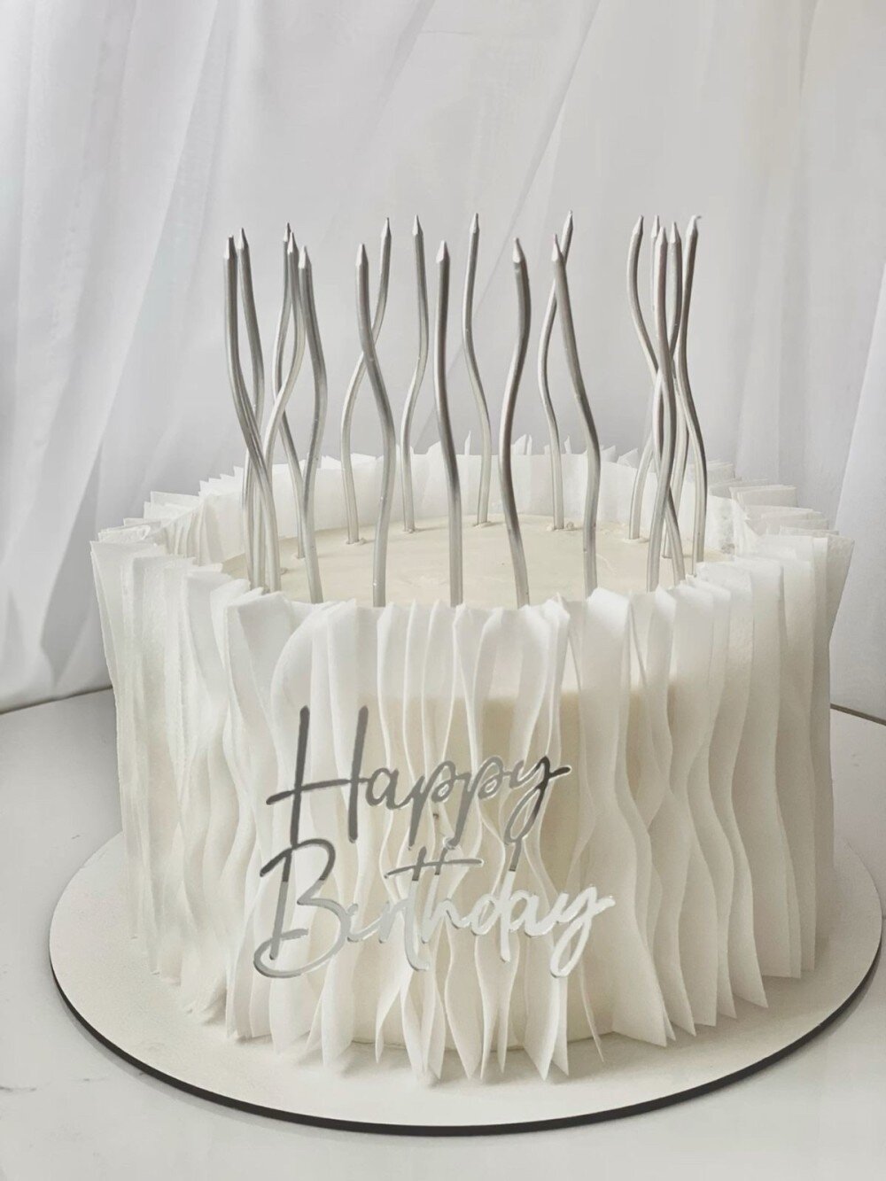 Торт праздничный с вафельной бумагой и топпером Happy birthday