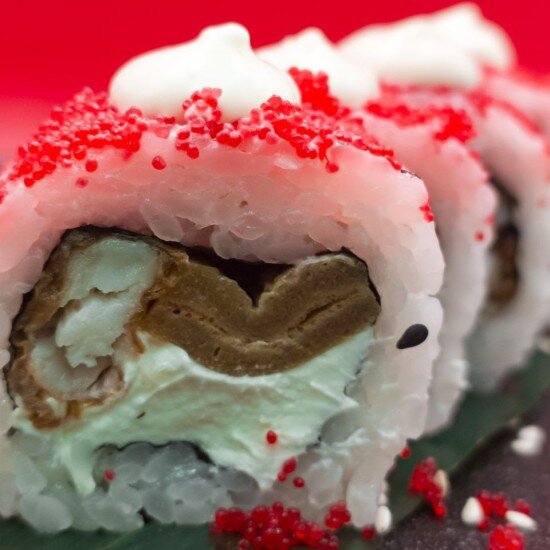 Ролл с окунем и омлетом