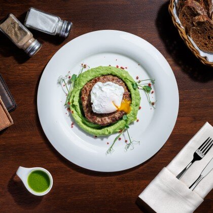 БИФШТЕКС С ЯЙЦОМ ПАШОТ