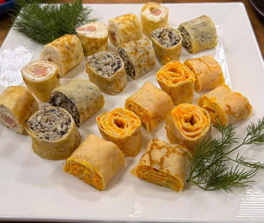 Блинный рулетик с курицей и грибами