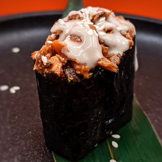 Гункан с лососем терияки