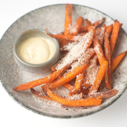 Батат фри с соусом маракуйя